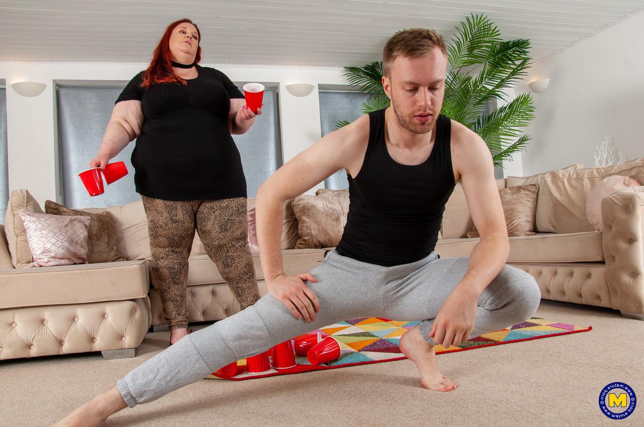 20P Die reife BBW Missy zieht sich aus, fickt und setzt sich auf das Gesicht ihres dünnen Liebhabers