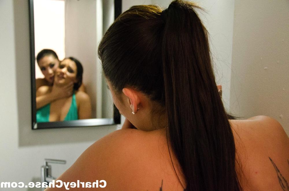 16P Nacktes Mädchen lässt sich schminken, während es im Badezimmer von einer Lesbe befummelt wird