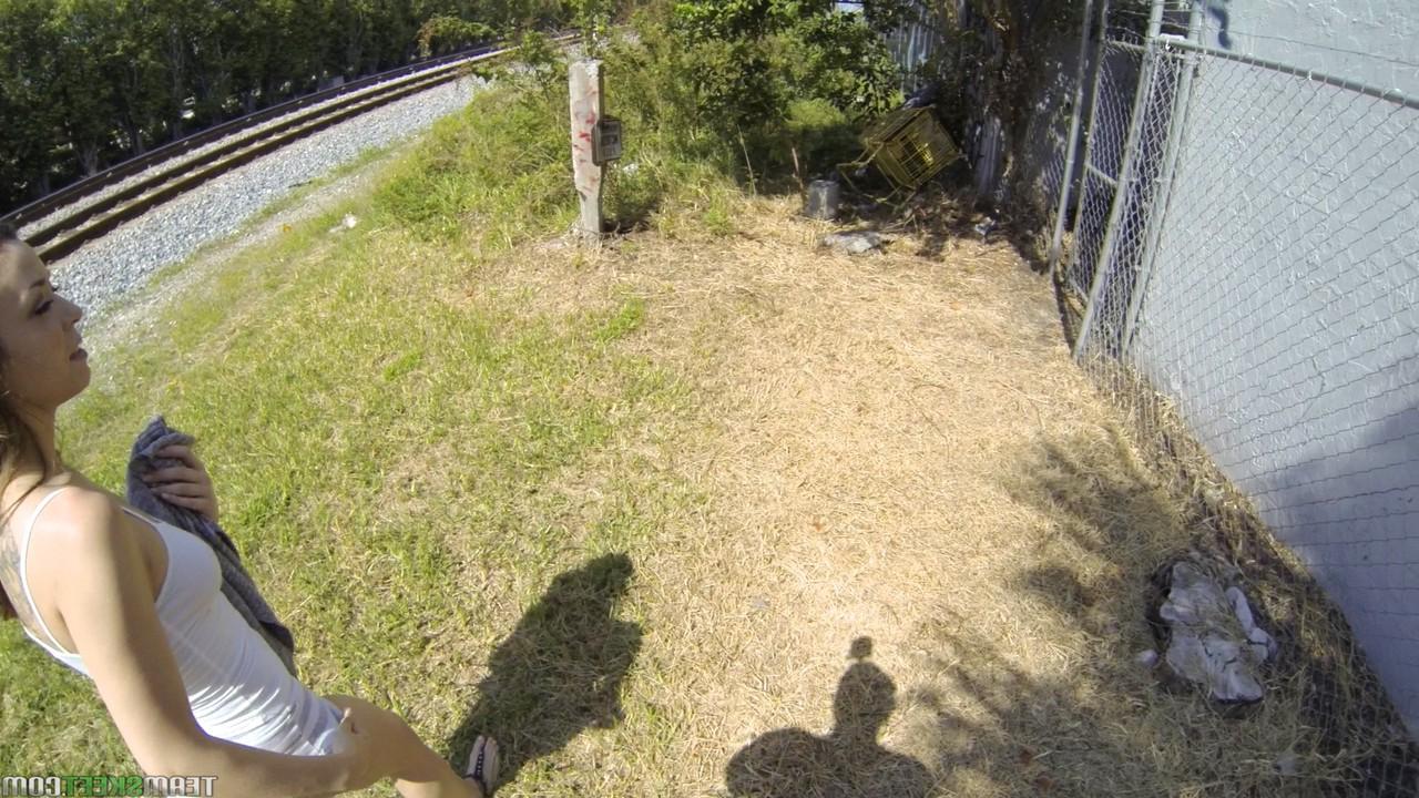 18P 公園で出会った女の子を段階的にセックスに誘惑する男 スカーレット・ソーヤー