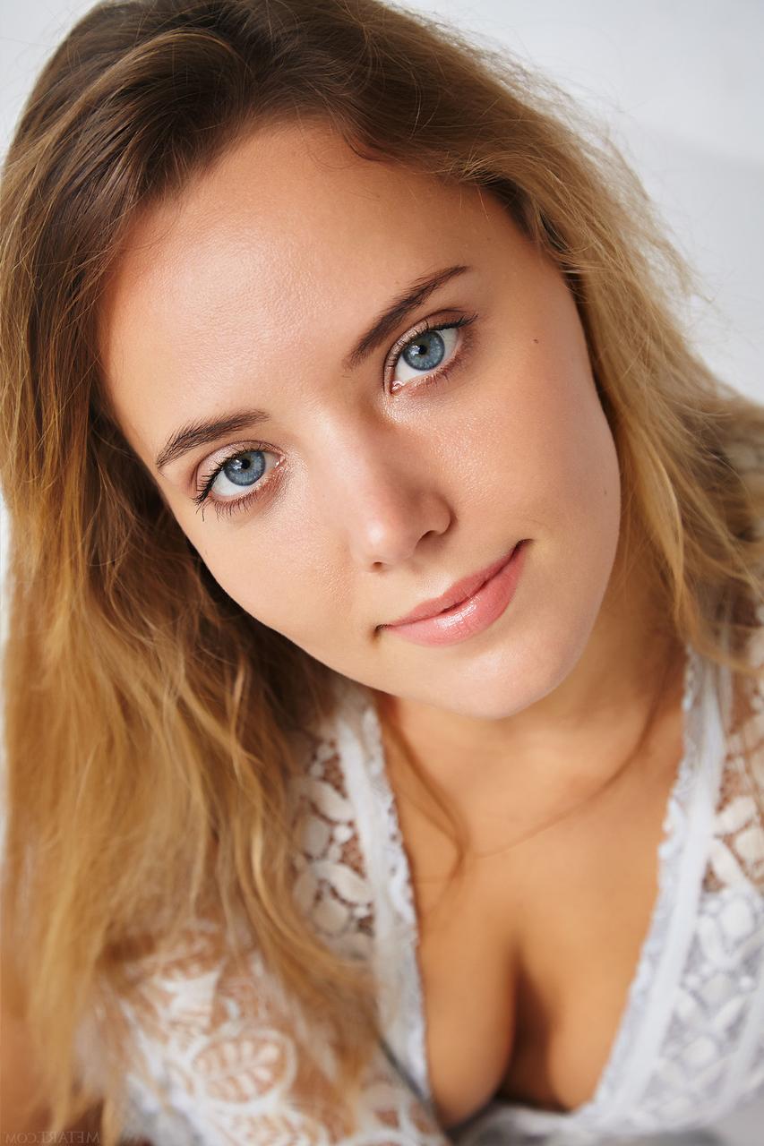 20P A adolescente de olhos azuis Mango A expõe seus peitos sugáveis ​​e posa nua