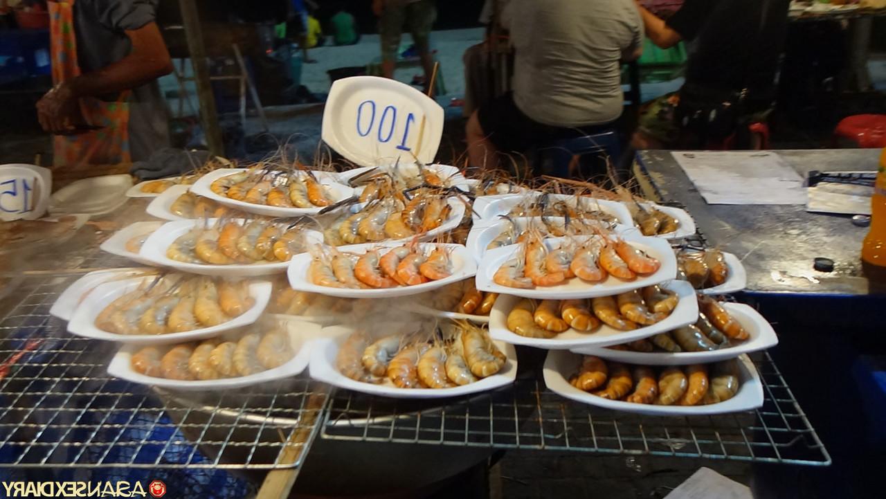 20P La fille asiatique Nut montre sa chatte poilue de près et profite du sexe en levrette en POV.