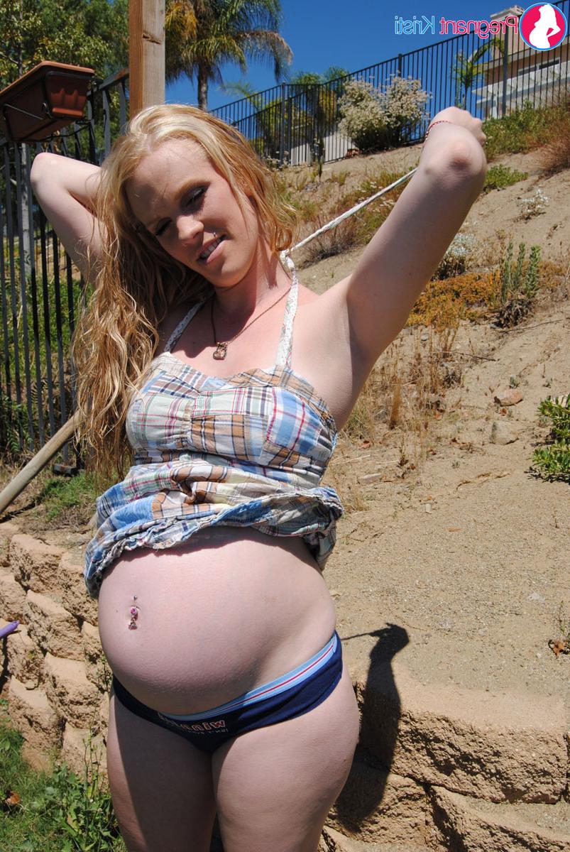 15P A menina grávida Kristi lança sua carreira de modelo nua em seu quintal