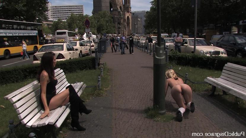12P Chica rubia sufre ser humillada en público desnuda antes de ser follada