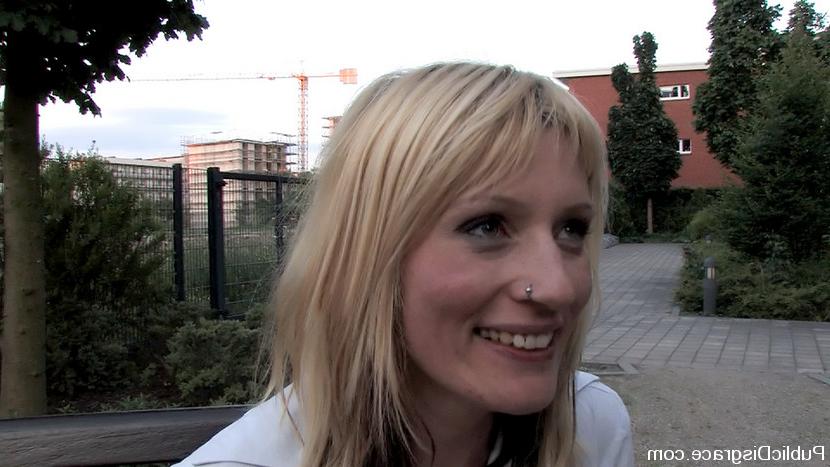 12P Chica rubia sufre ser humillada en público desnuda antes de ser follada