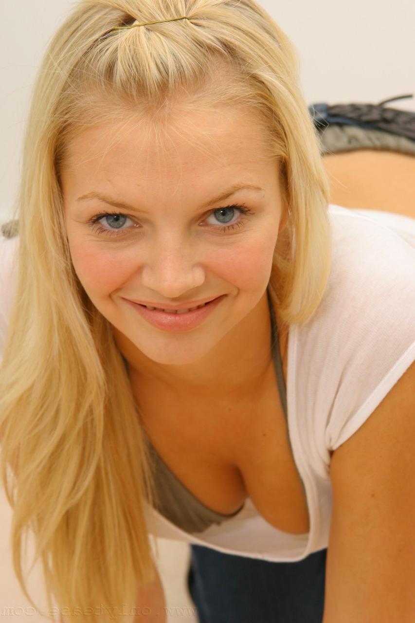 20P Sam K, déesse blonde platine, pose dans son bikini sexy et son jean moulant.
