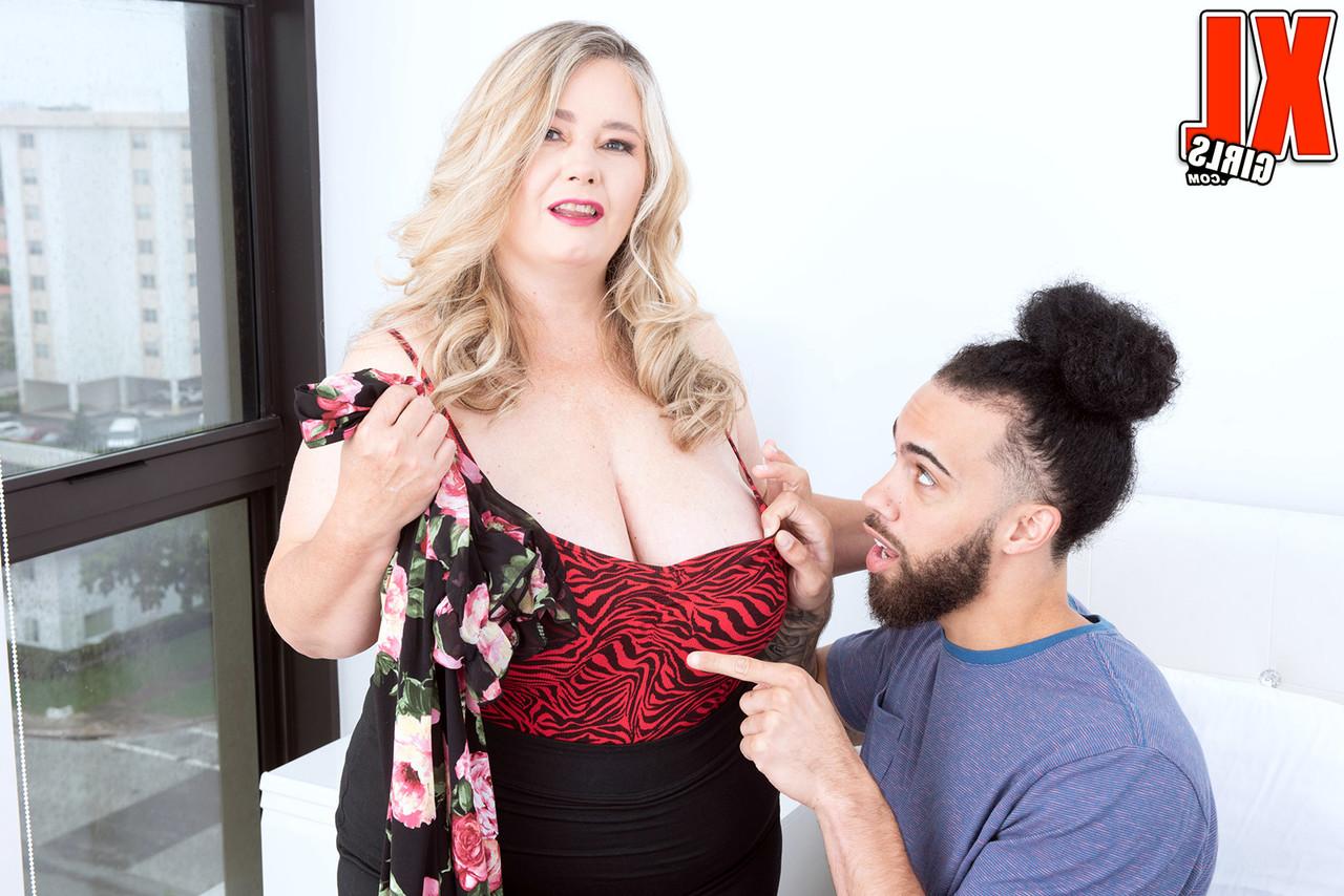 16P A loira gorda Cj Woods fica nua durante o sexo com seu garoto de brinquedo