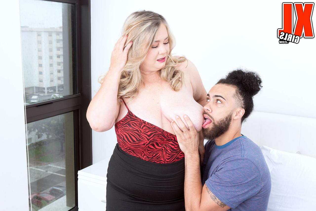 16P A loira gorda Cj Woods fica nua durante o sexo com seu garoto de brinquedo