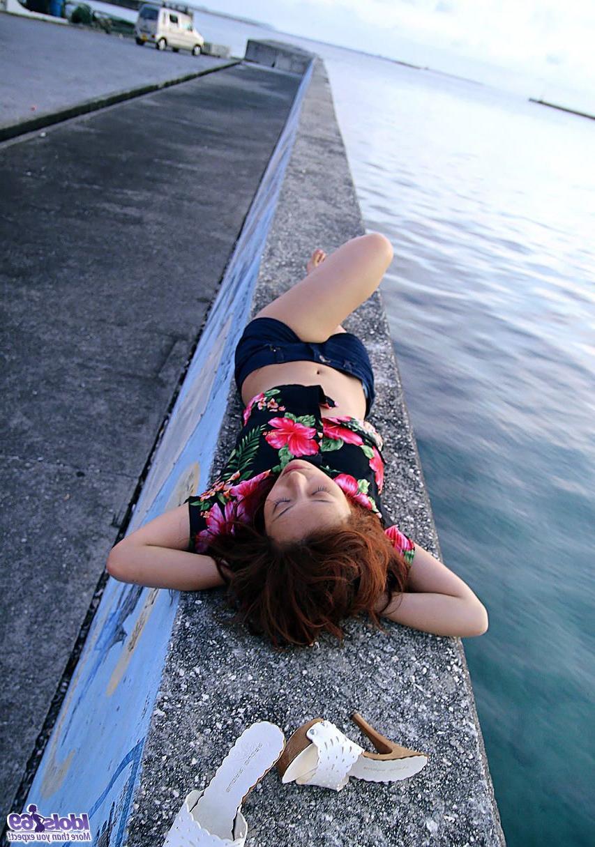 16P La jeune japonaise Nao Yoshizaki expose ses seins et son buisson en se rendant à la plage.