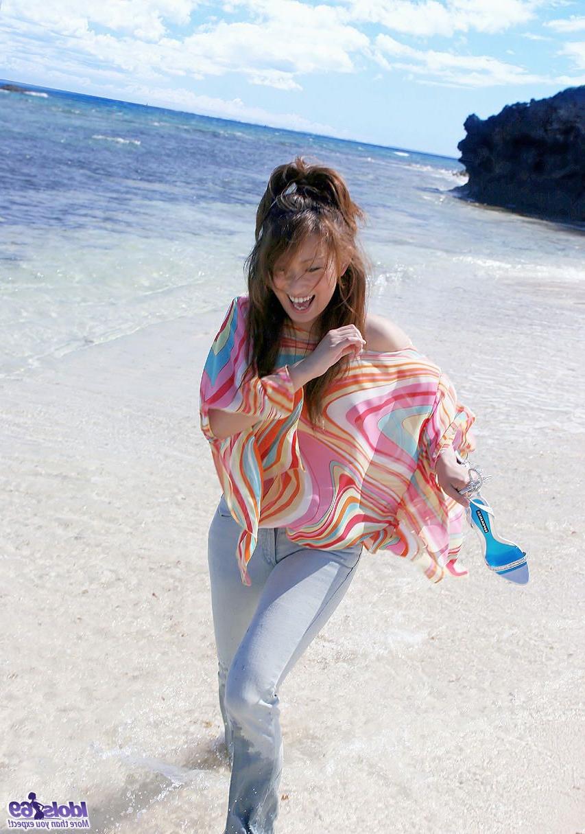 16P La jeune japonaise Nao Yoshizaki expose ses seins et son buisson en se rendant à la plage.