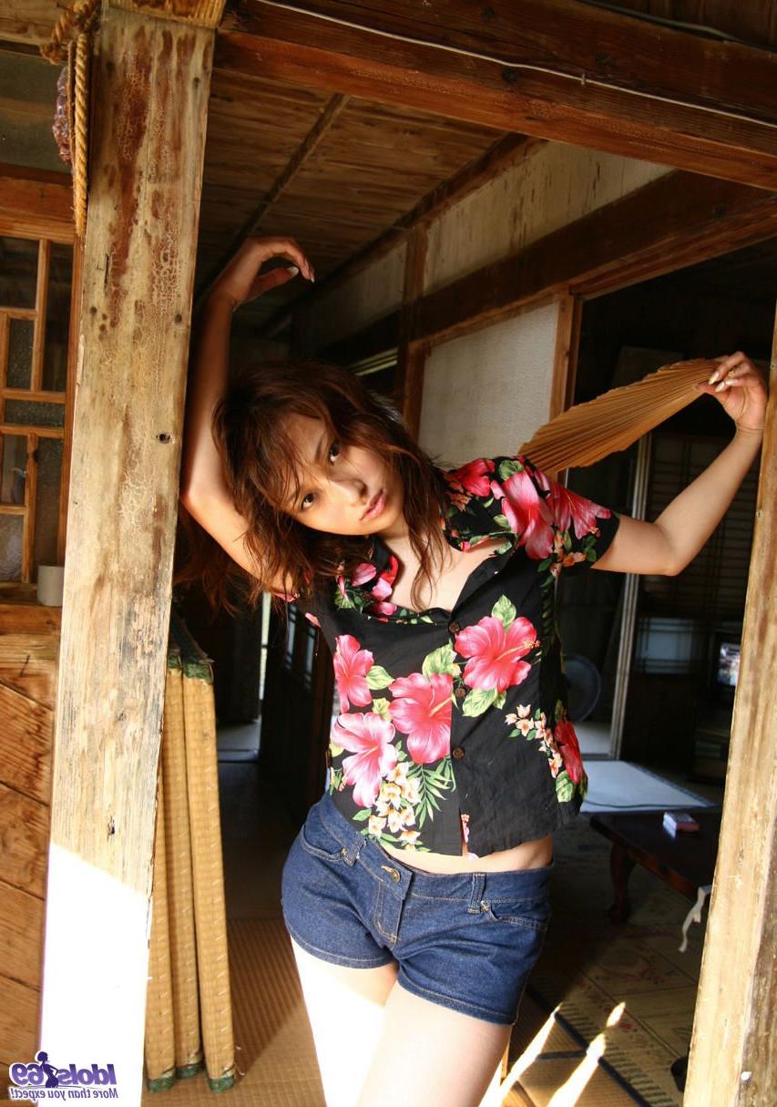 16P La jeune japonaise Nao Yoshizaki expose ses seins et son buisson en se rendant à la plage.