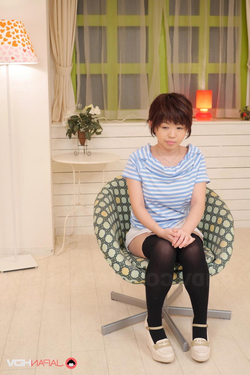 20P Menina asiática excêntrica com peitos lindos Kaho Miyazaki se despe e se masturba