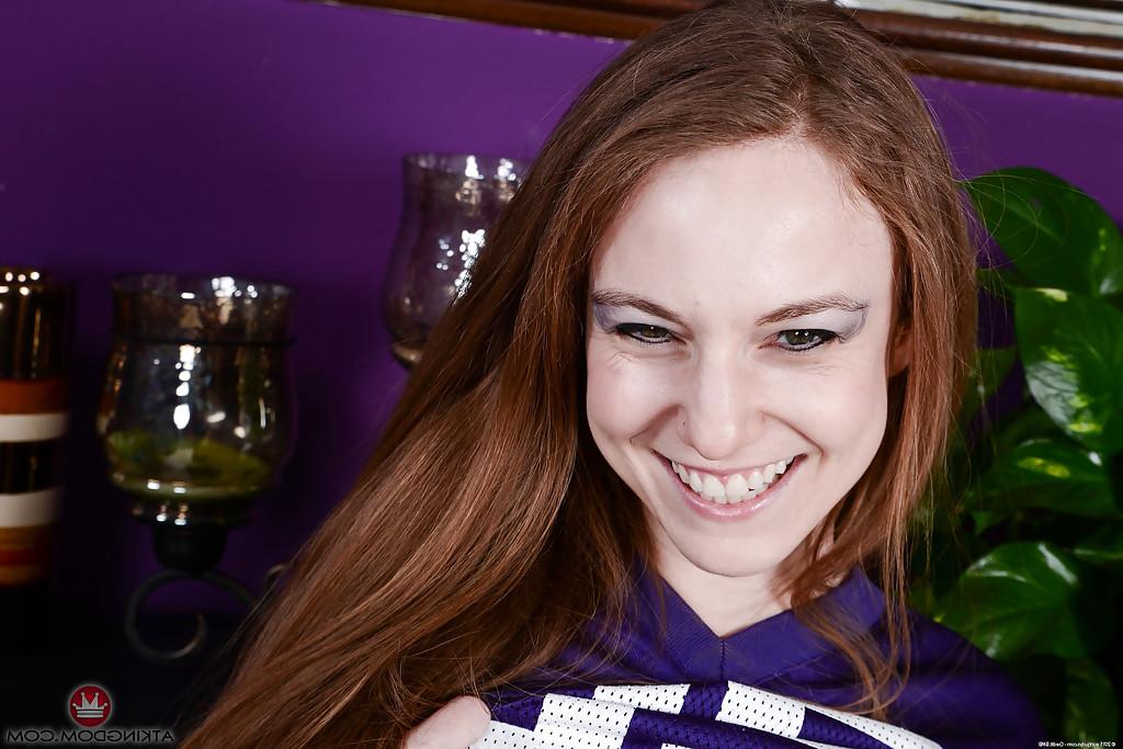 16P Solo-Girl Kelsey Obsession spreizt nach dem Ausziehen ihre rasierte Muschi