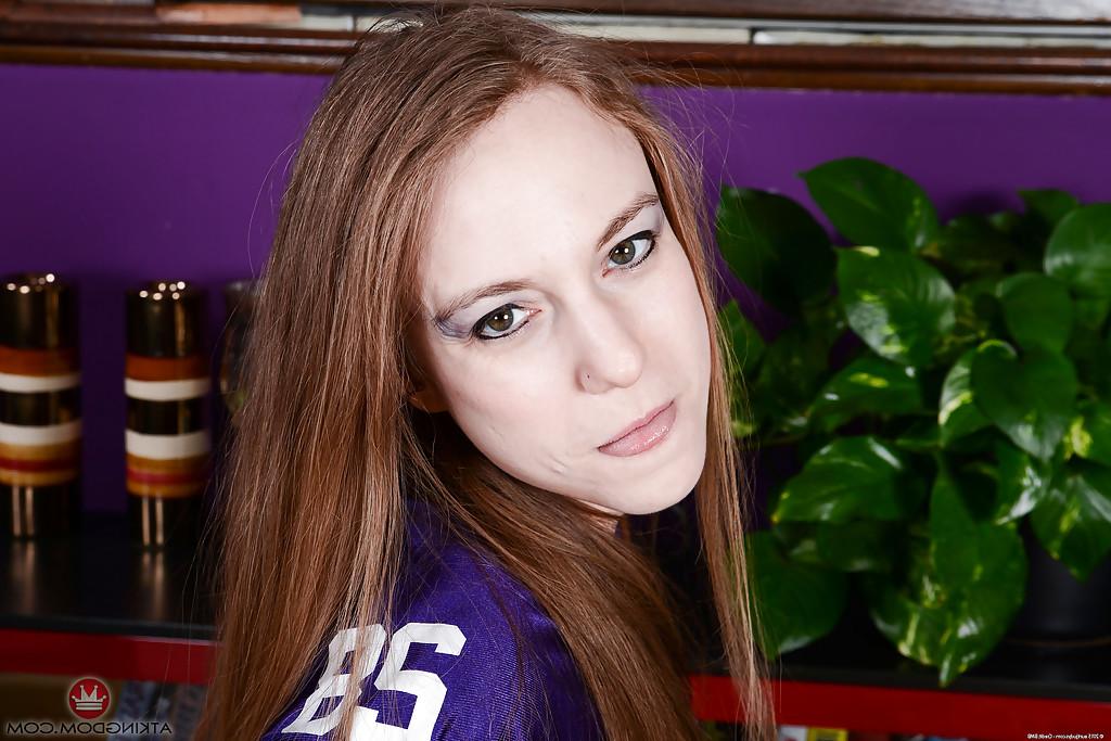 16P Solo-Girl Kelsey Obsession spreizt nach dem Ausziehen ihre rasierte Muschi