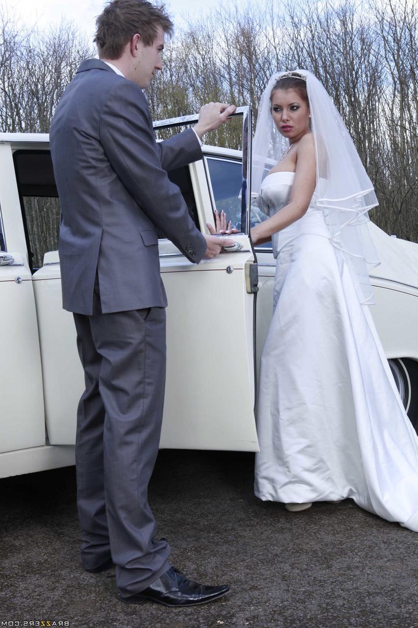 20P La impresionante novia Donna Bell es follada por un chófer en público el día de su boda