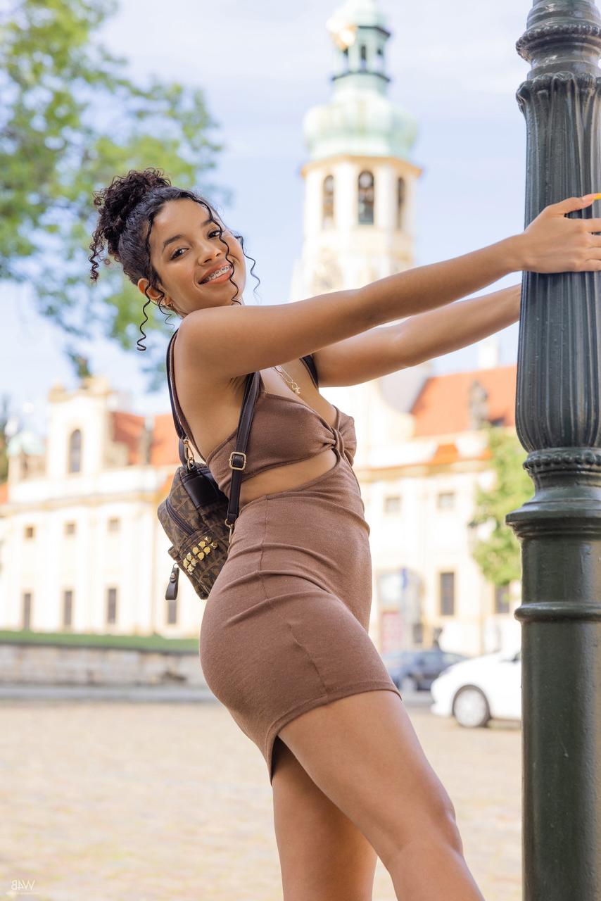 20P La adorable negra Valery Ponce muestra sus bonitas tetas y su increíble culo al aire libre