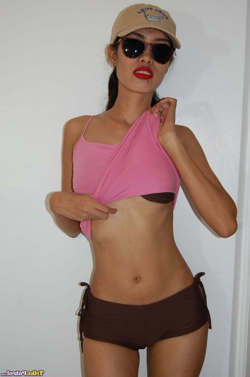 20P A amadora asiática Cindy Halayahay apresenta seu corpo esbelto e poses em óculos de sol