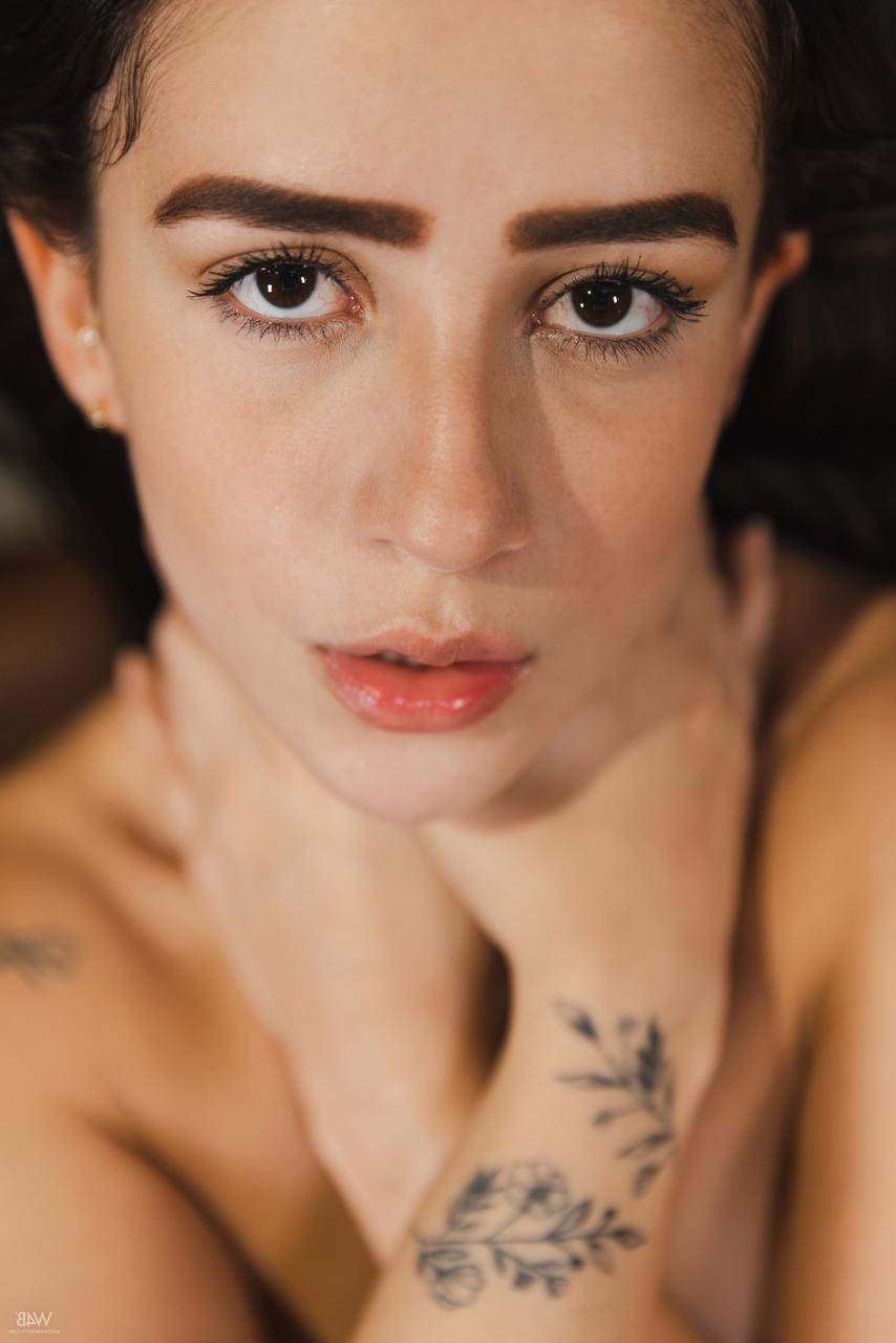 20P La Latina Lia Dumont enlève sa lingerie et s'excite avec ses gros seins et son cul.