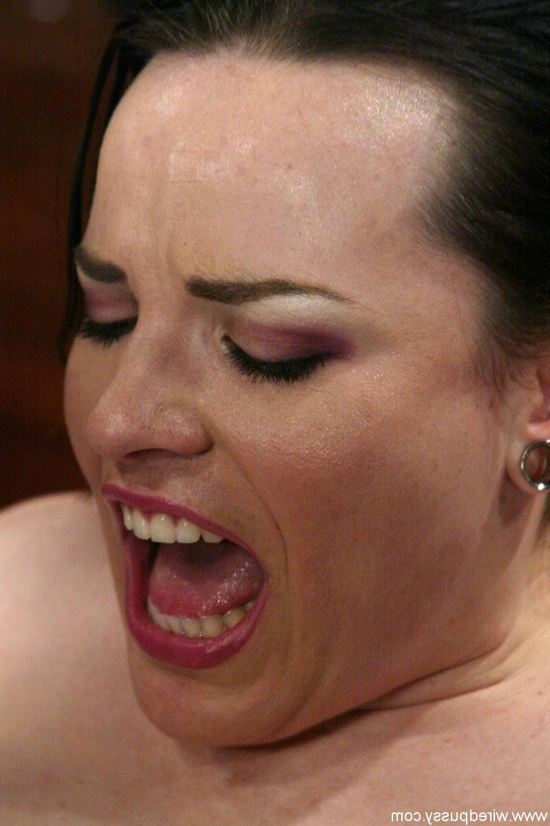 20P A gordinha domme Betka Schpitz atormenta a buceta saborosa da excêntrica MILF Dana DeArmond