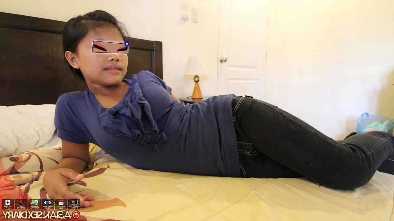 15P Menina asiática fica nua depois de fazer sexo com um estrangeiro na cama