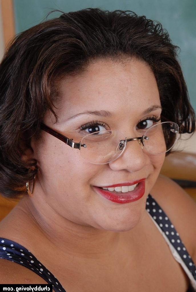16P A masturbação em sala de aula solo excita o professor gordinho e maduro Monet
