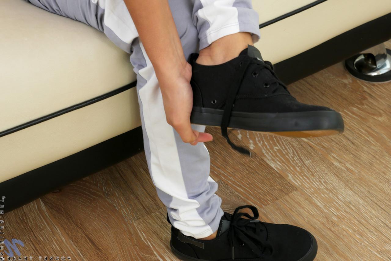 20P Sweet teen Pocket Tease mostra seus lindos peitos e sua vulva gostosa com piercing em um solo