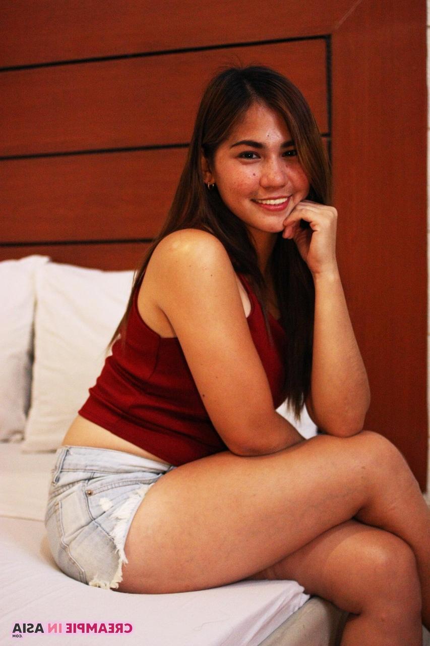 20P Beautiful Asian babe Jeneve shows off her hot legs in booty shorts