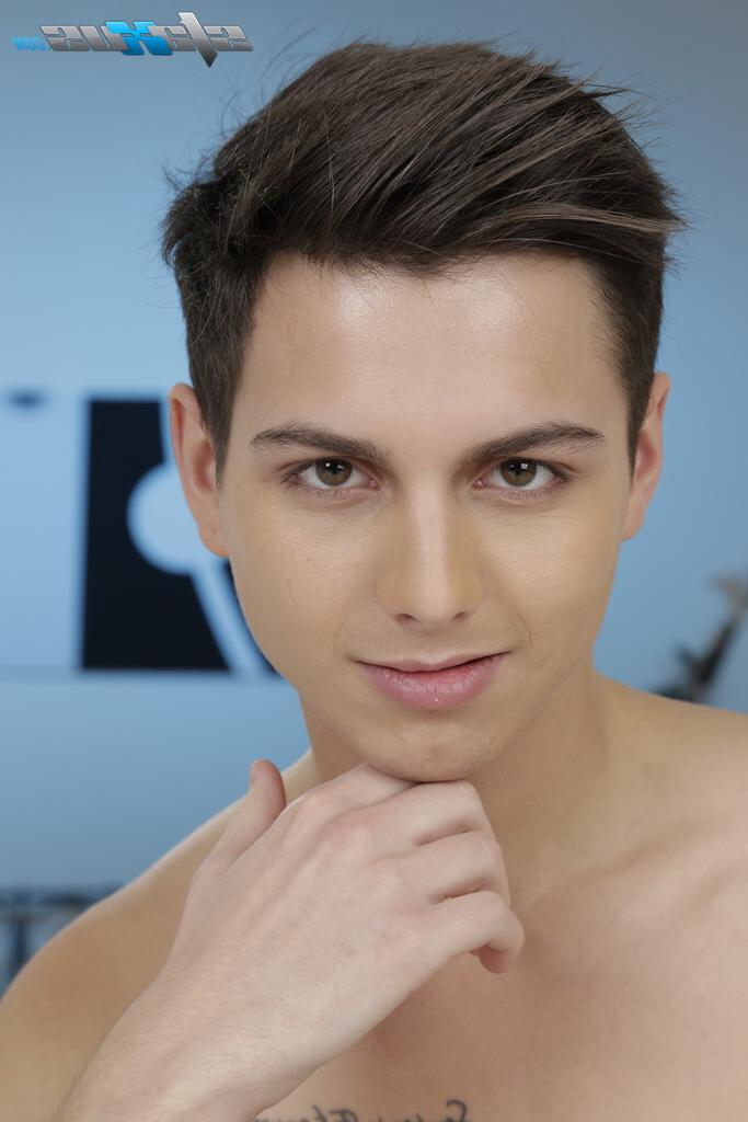 20P O moreno gay alto Timmy Taylor fode todos os buracos de Xander Hollis