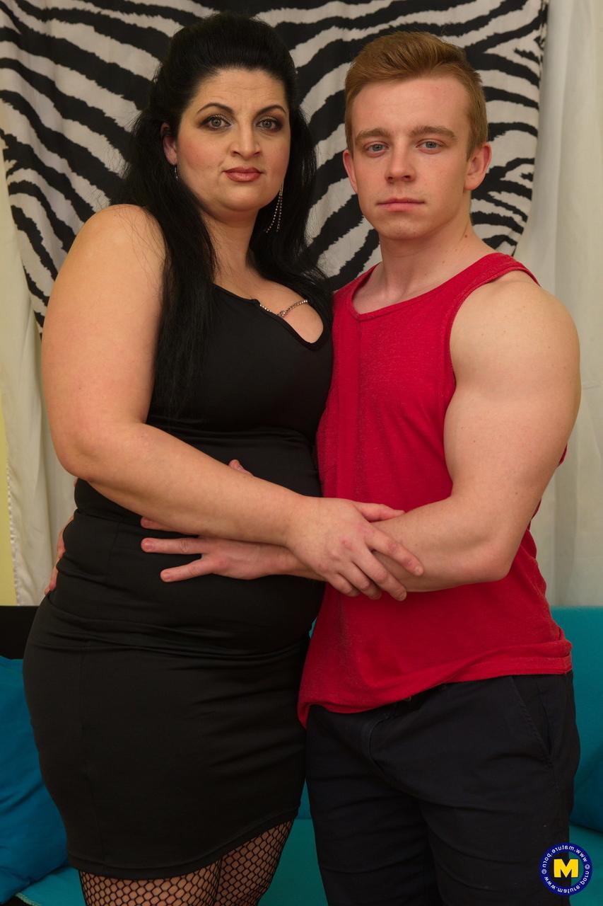 16P Grosse femme au foyer aux cheveux noirs se fait jouer avec ses gros seins par son toy boy