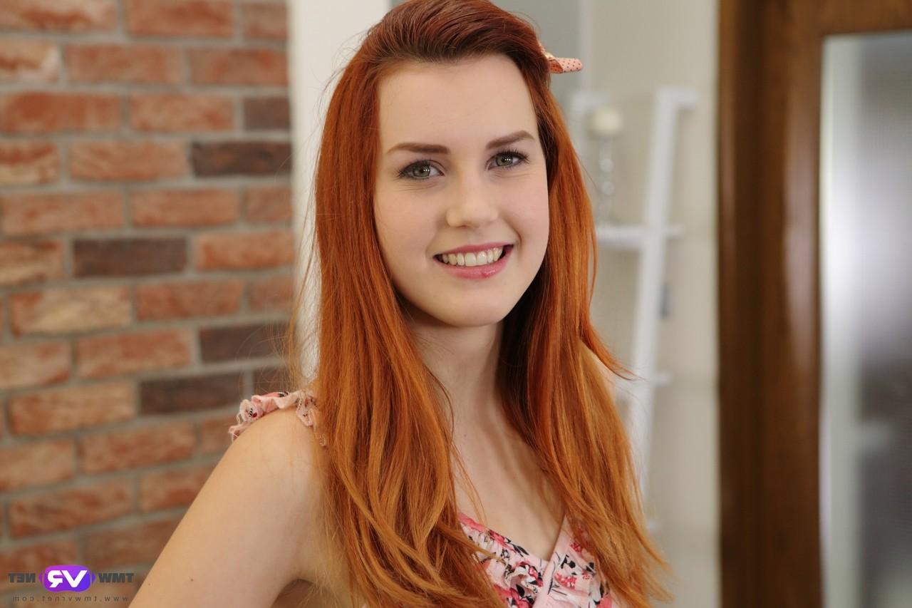 16P Der blasse rothaarige Teenager Charli Red zieht sich bei Solo-Action auf einem Liegestuhl aus
