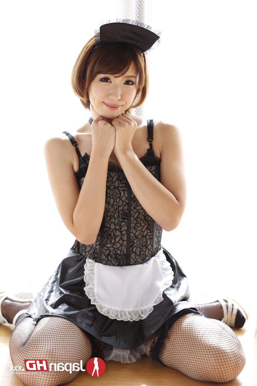 20P La adorable sirvienta asiática con tetas naturales Seira Matsouka muestra su cuerpo sexy
