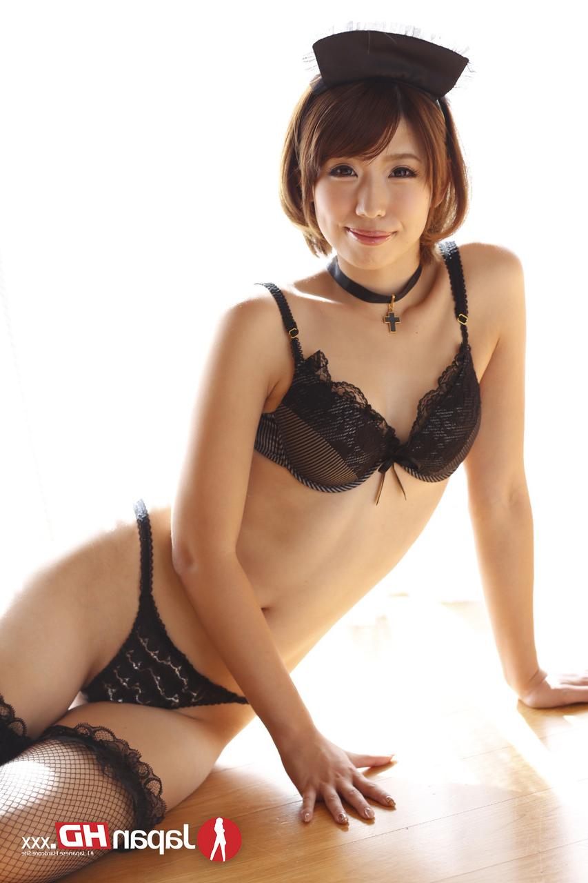 20P La adorable sirvienta asiática con tetas naturales Seira Matsouka muestra su cuerpo sexy