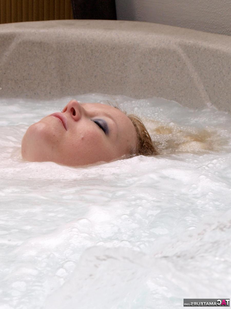 16P La blonde en surpoids Sindy Bust perd ses énormes seins dans un bain à remous extérieur.