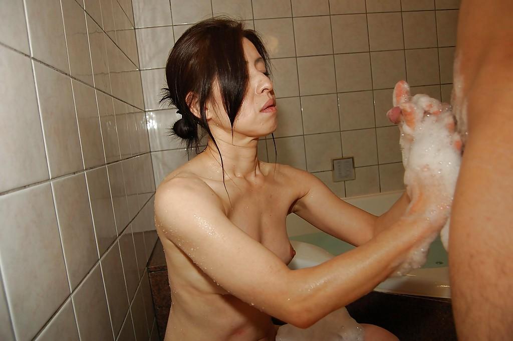 16P Nobuko, une superbe asiatique mature, fait une branlette dans le bain.