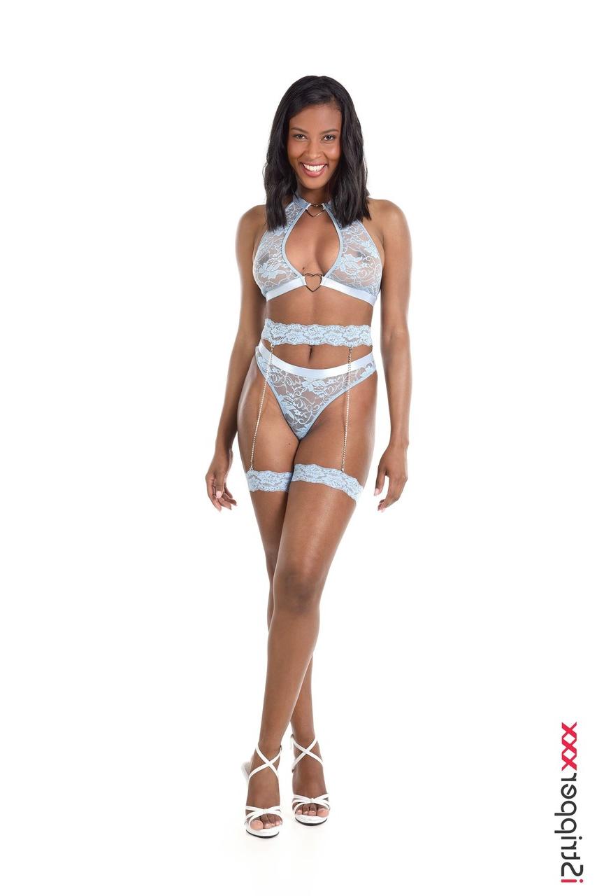 15P La caliente negra Samantha Cruuz juega con su coño después de quitarse la lencería