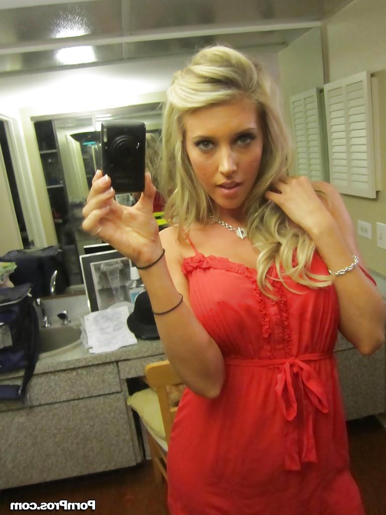 15P La novia rubia samantha saint revela sus grandes tetas y su excelente culo