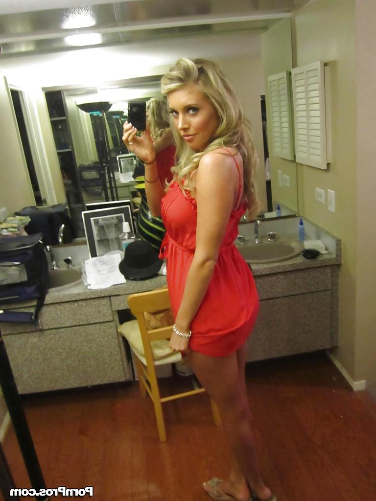 15P La novia rubia samantha saint revela sus grandes tetas y su excelente culo