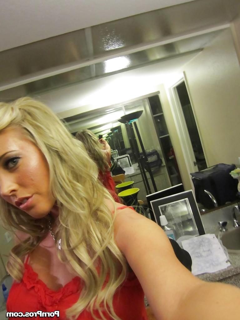 15P La novia rubia samantha saint revela sus grandes tetas y su excelente culo