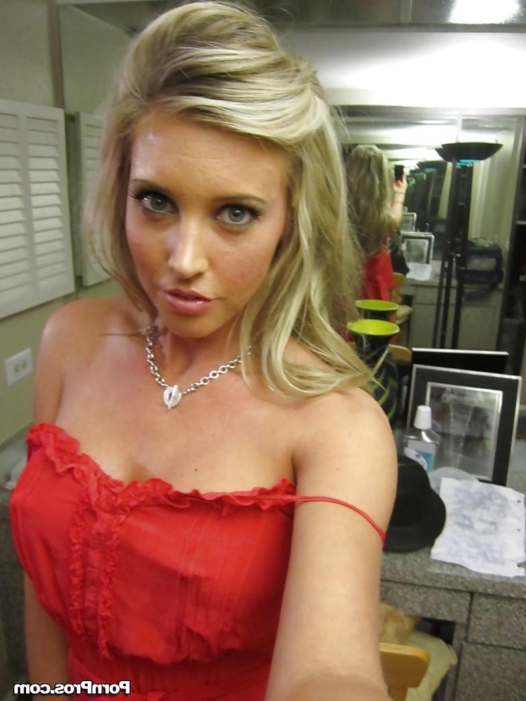 15P La novia rubia samantha saint revela sus grandes tetas y su excelente culo