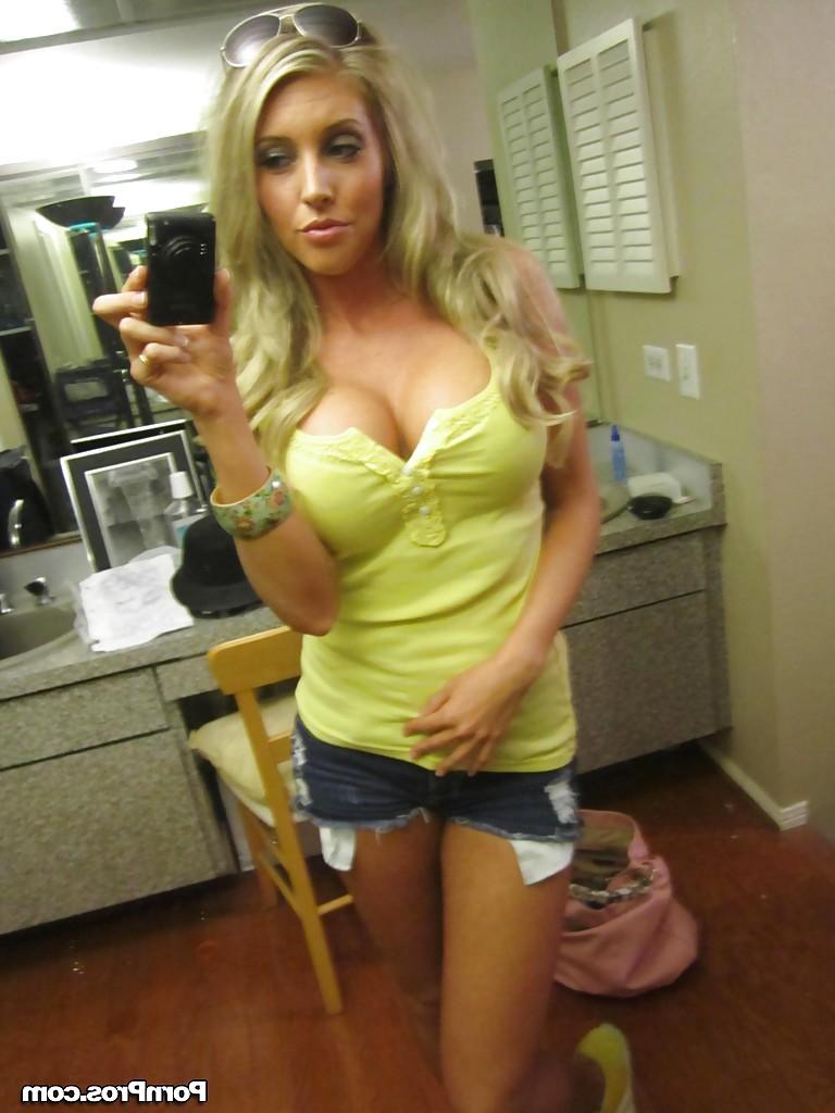 15P La novia rubia samantha saint revela sus grandes tetas y su excelente culo
