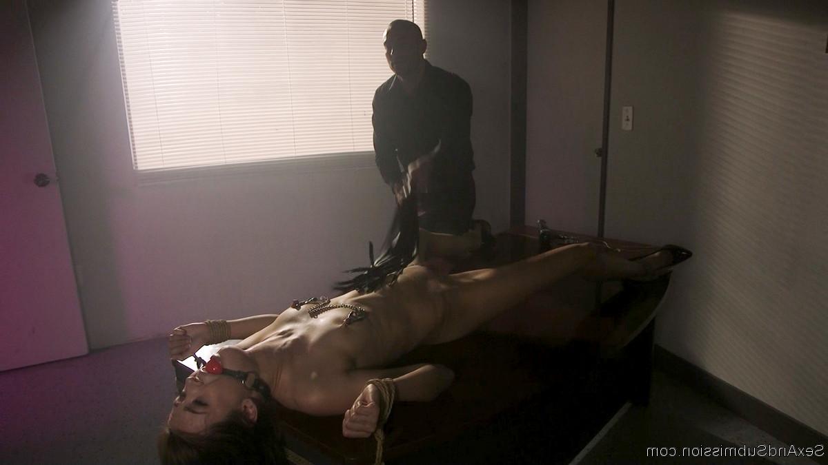 20P La pequeña zorra Zoe Sparx jugueteada y follada duramente en acción BDSM