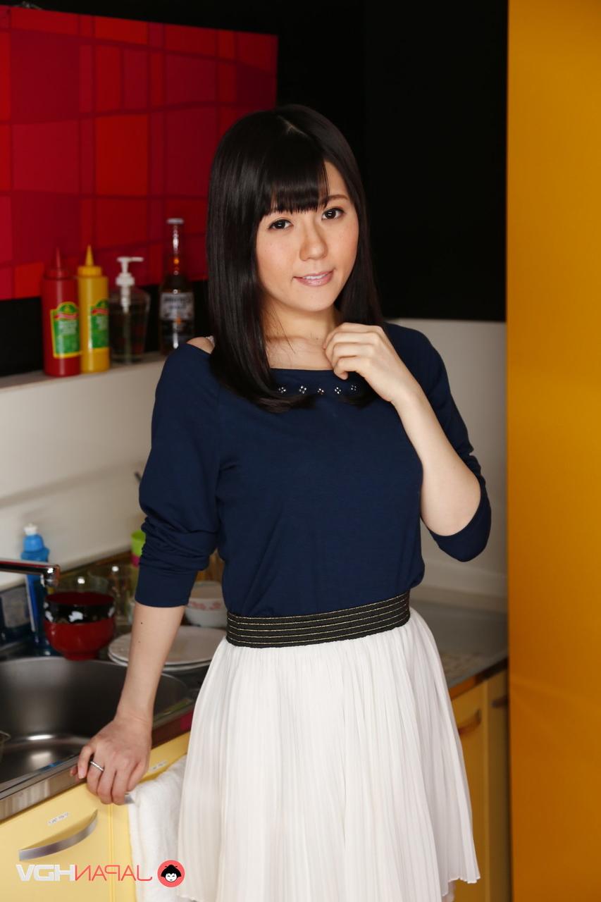 15P La japonesa Mai Araki muestra su culo y su coño mientras está en la cocina