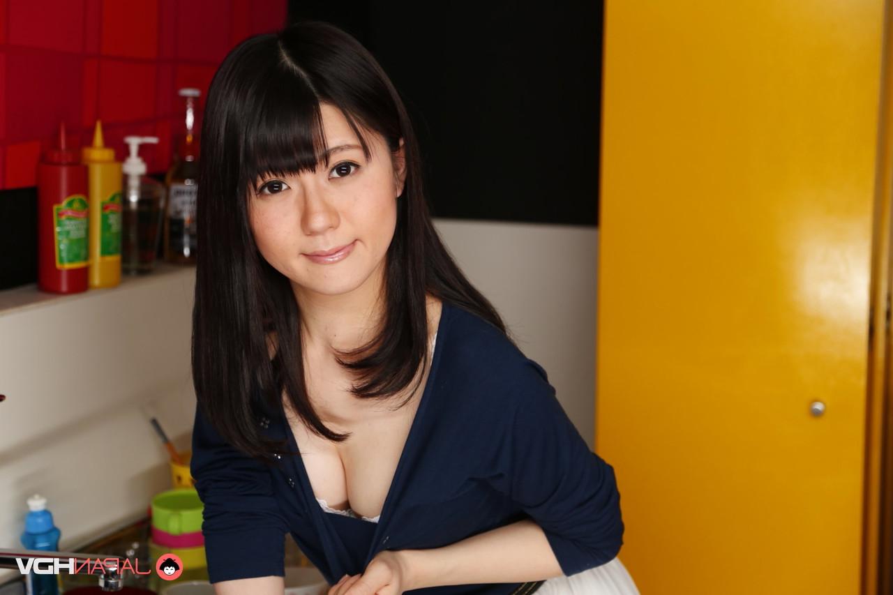 15P La japonesa Mai Araki muestra su culo y su coño mientras está en la cocina