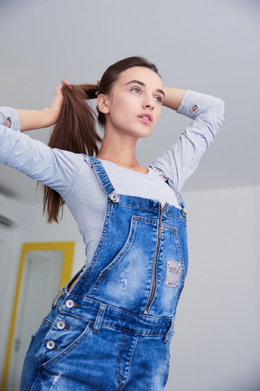 20P Die glamouröse Schönheit Gloria Sol zieht sich aus und entblößt ihren unglaublichen Körper