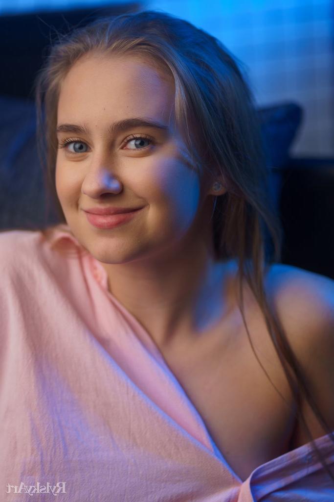 16P Милая тинка Милла показывает свои большие натуральные сиськи, прежде чем показать киску