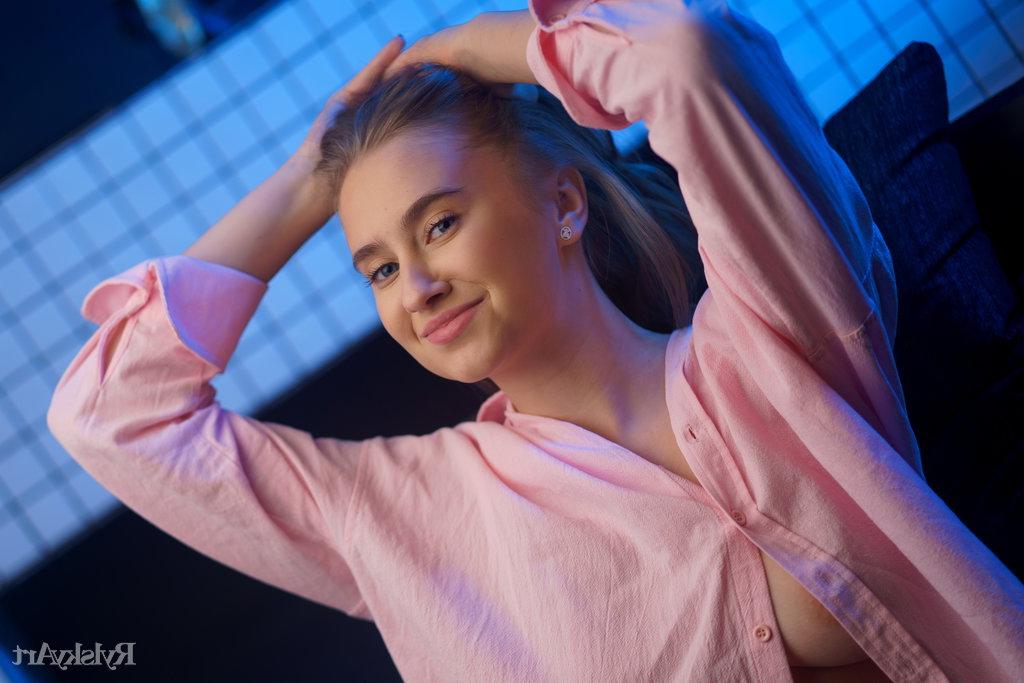 16P Милая тинка Милла показывает свои большие натуральные сиськи, прежде чем показать киску