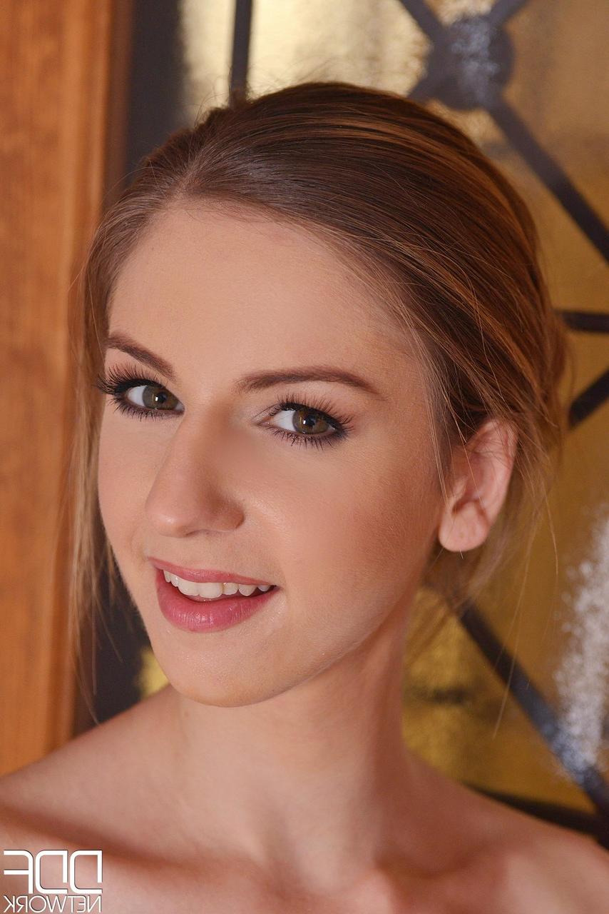 20P Gata deslumbrante com peitos grandes naturais Stella Cox gosta de sexo quente no banheiro