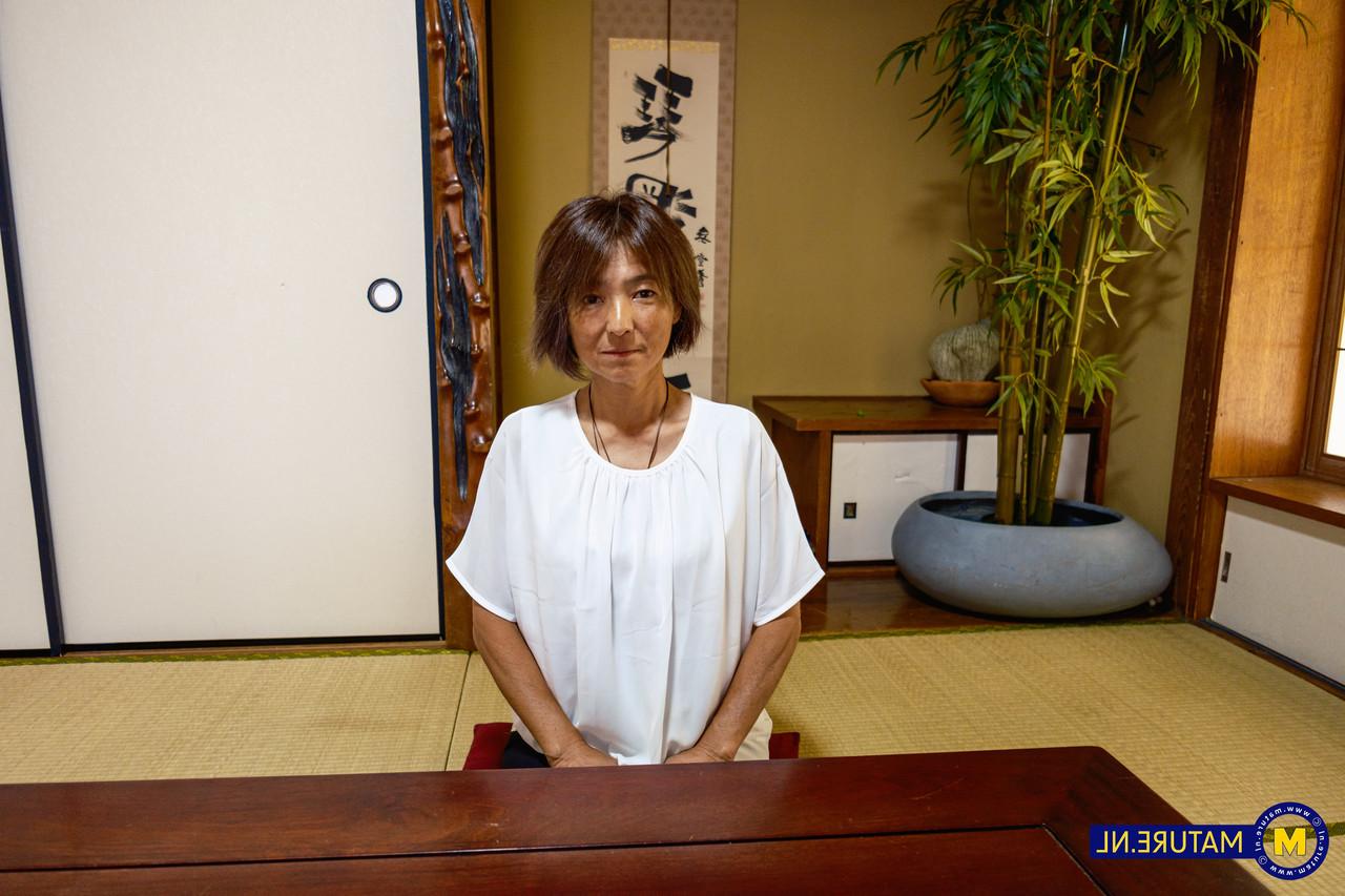 11P Dünne Japanerin hat auf einem Couchtisch Sex mit ihrem Toyboy