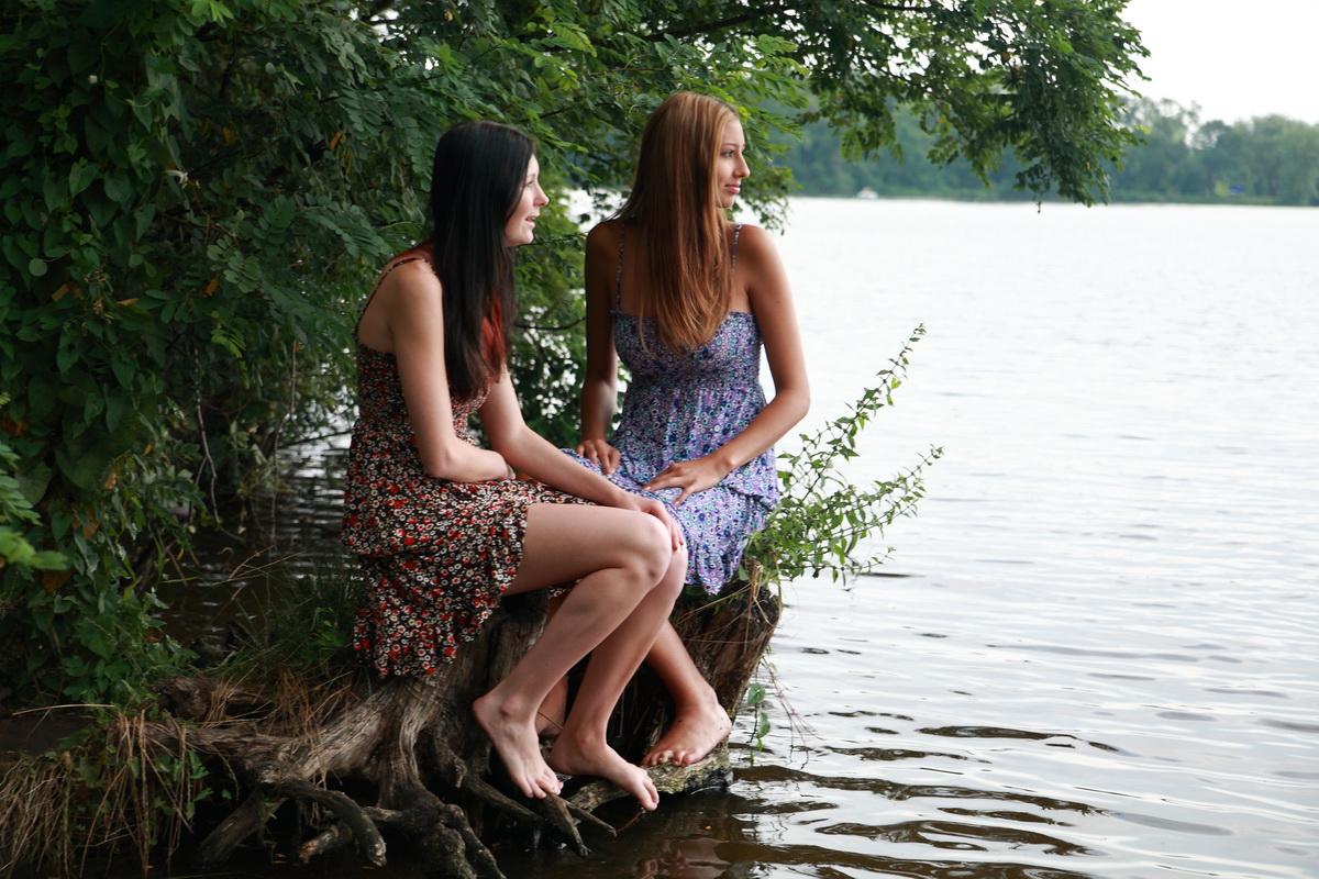 20P Meninas são pegas se beijando antes de um trio com um garoto em um lago