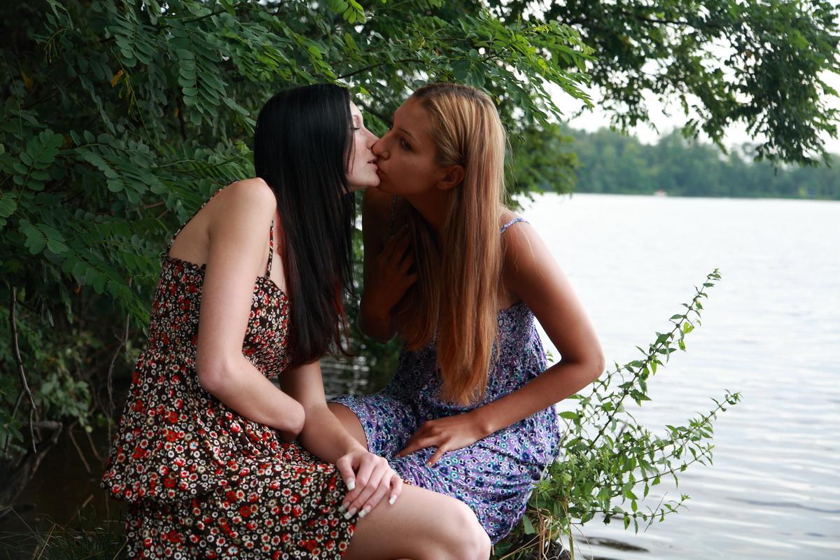20P Meninas são pegas se beijando antes de um trio com um garoto em um lago