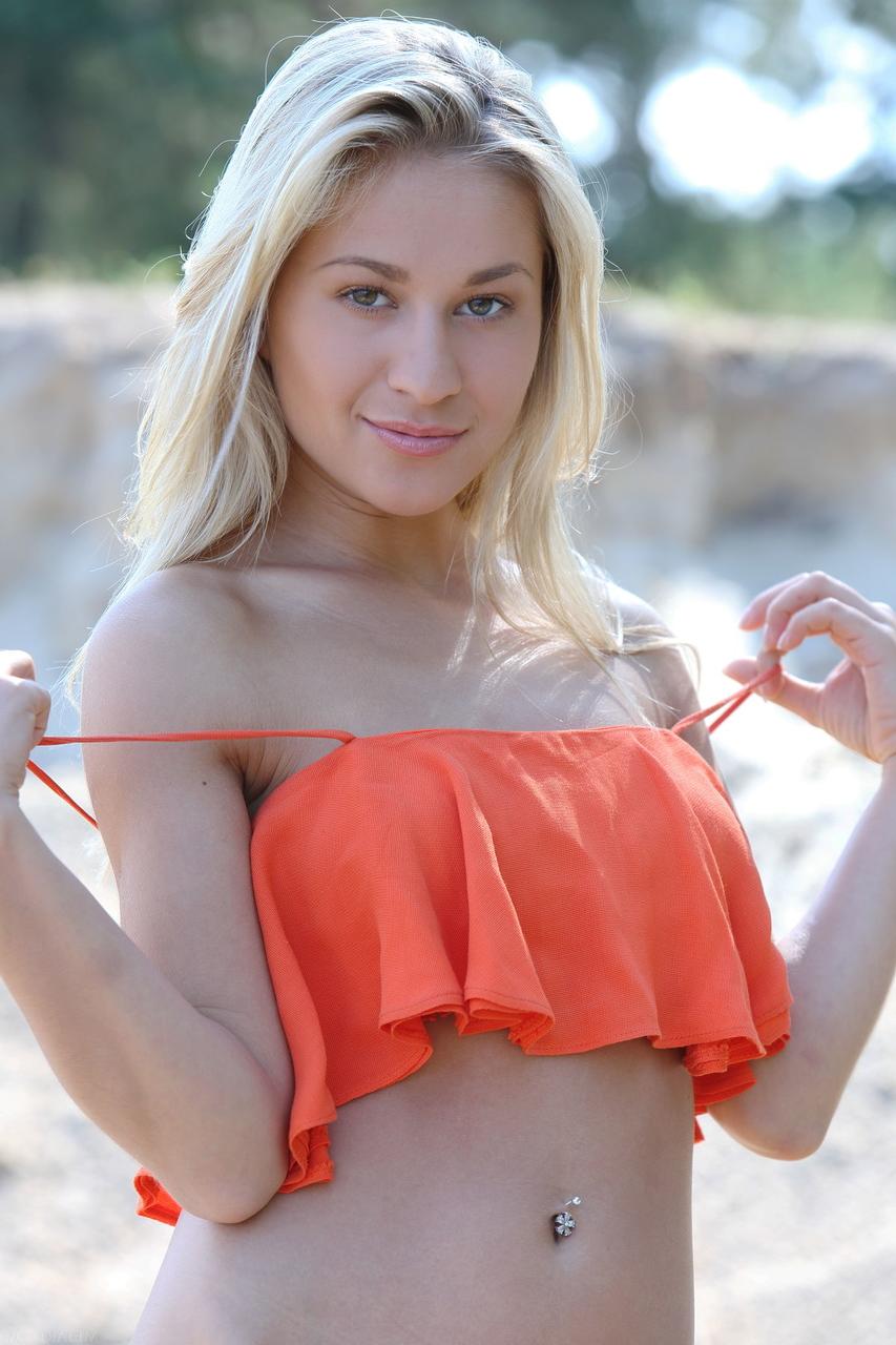 20P Incredibly beautiful teen Candice B spreading her pussy on the beach